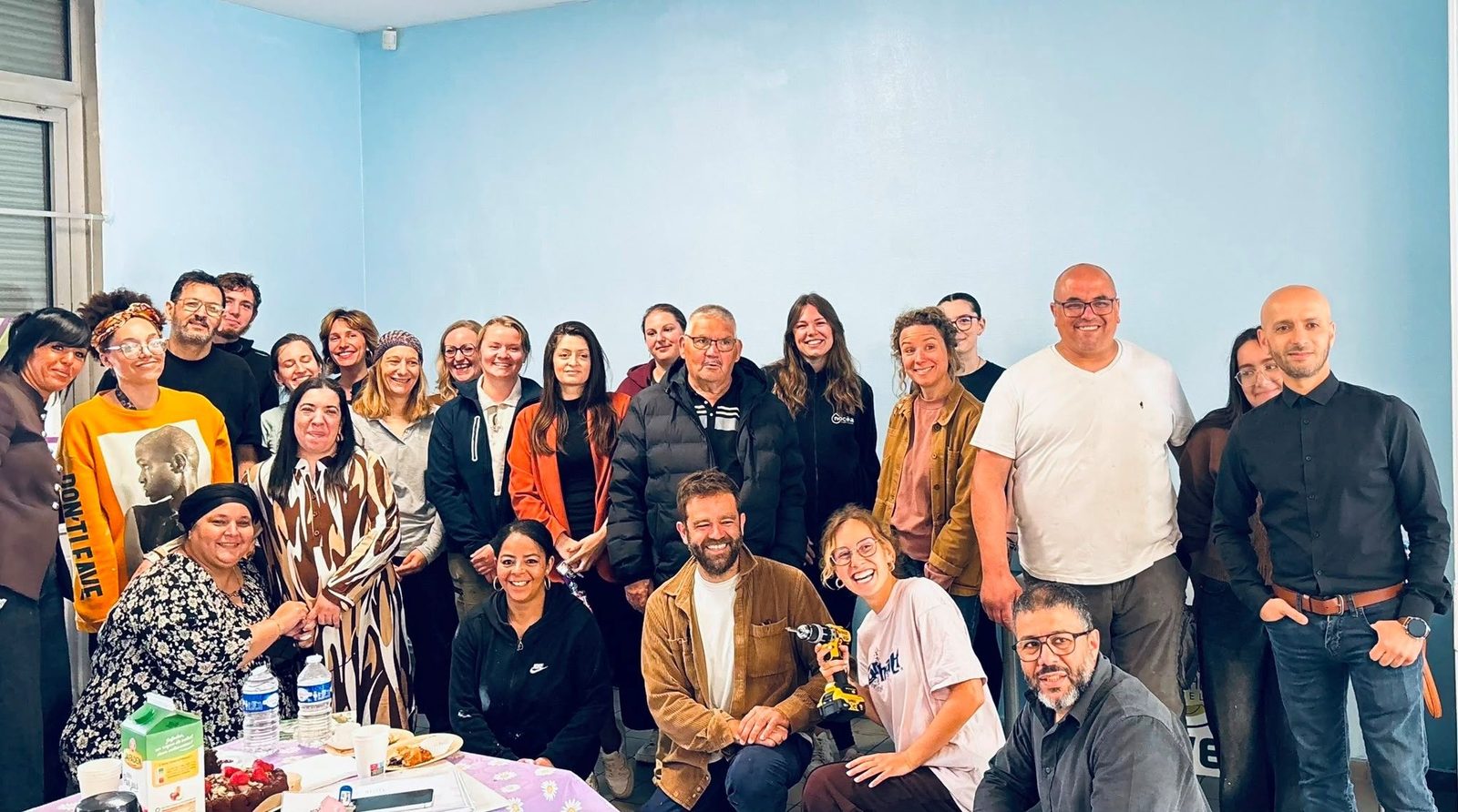 L'équipage de la Kömu s'engage réuni lors d'une édition, au service d'une association locale.