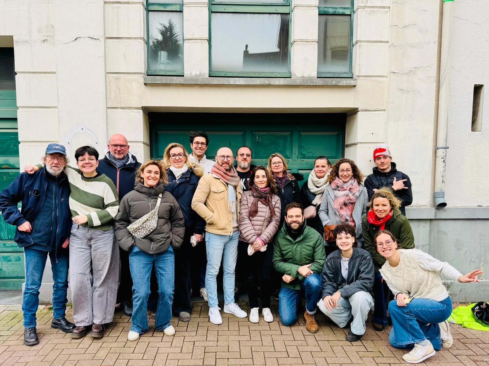 Les participants de la Kömu s'engage devant la structure associative accueillante.